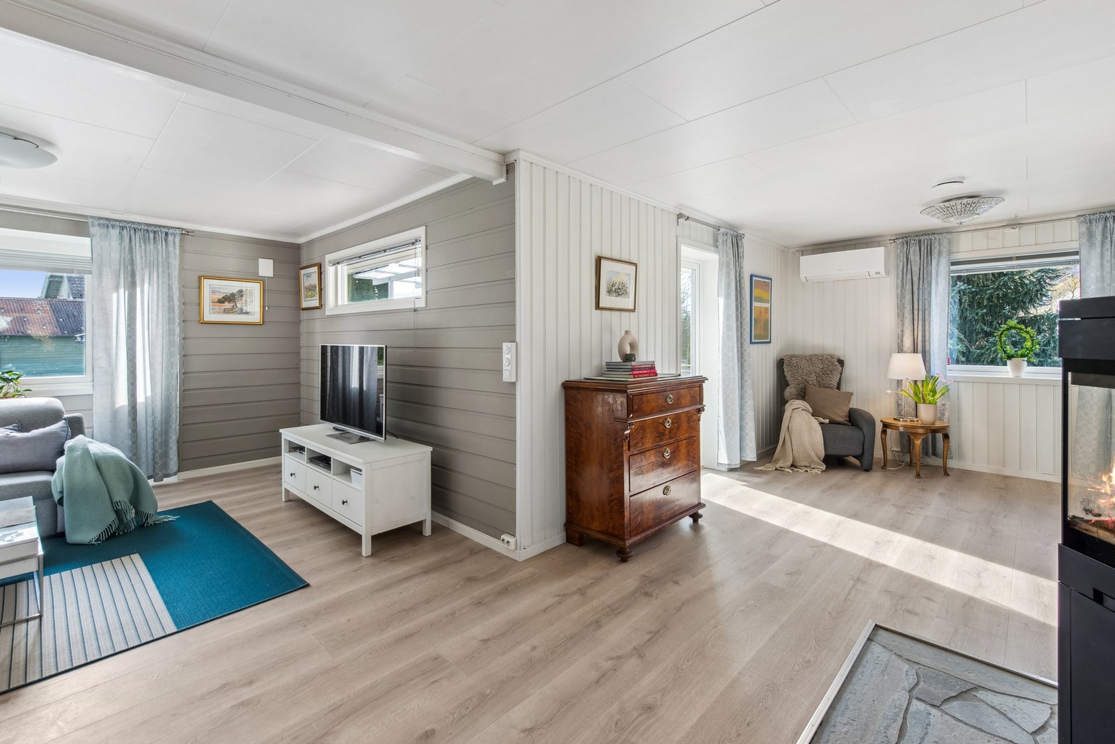 Stuen har god plass til flere møbleringssoner. Varmepumpen sørger for god temperatur hele året. Galleribilde