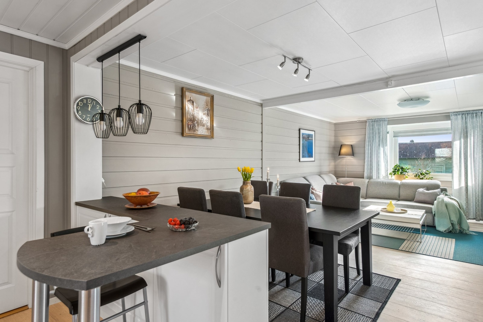 Kjøkkenet har en åpen løsning mot både spisestuen og stuen. Galleribilde