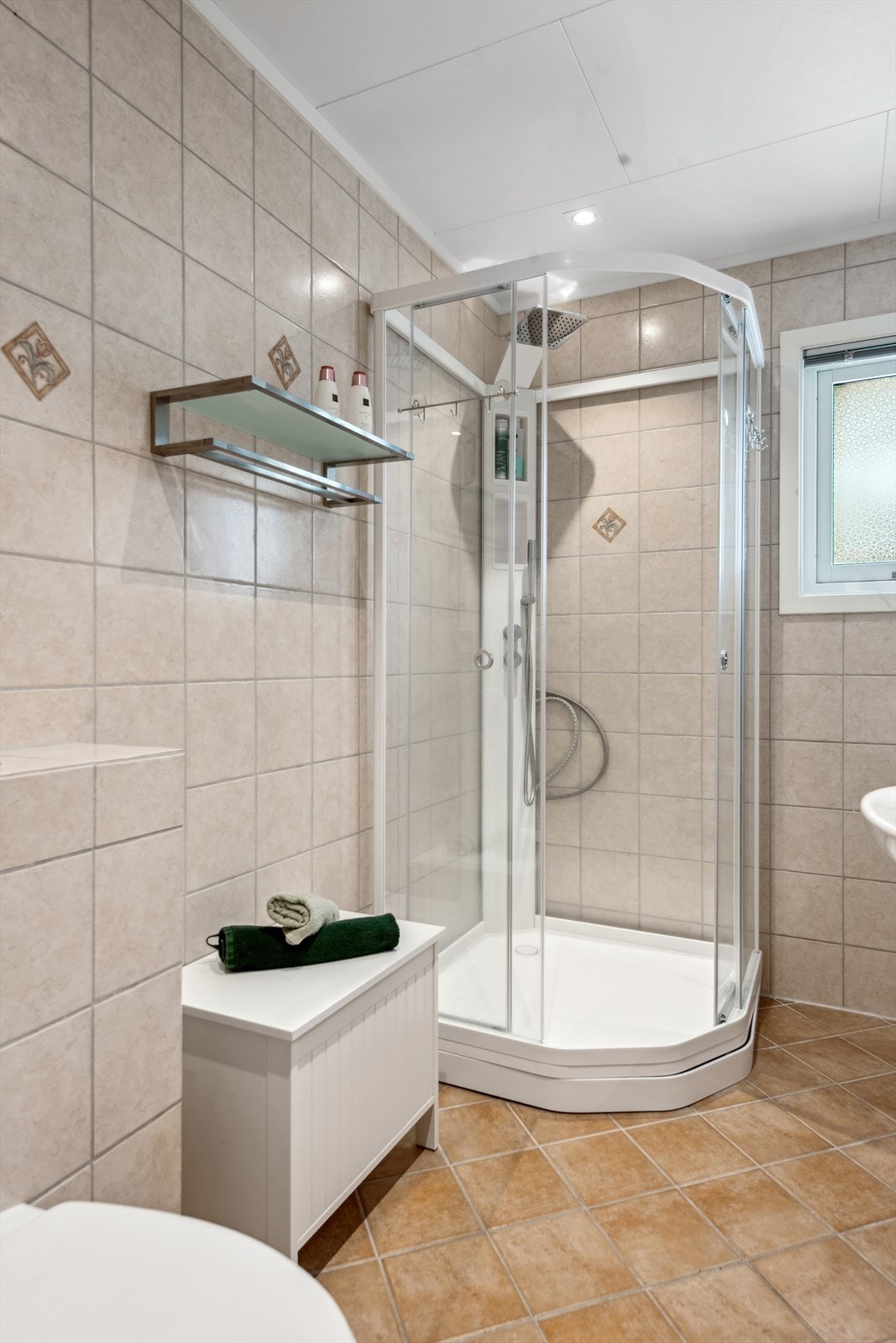 Baderomsinnredning består med fyllingsfronter, heldekkende servant, ett greps blandebatteri, speil og lyspunkter. Galleribilde