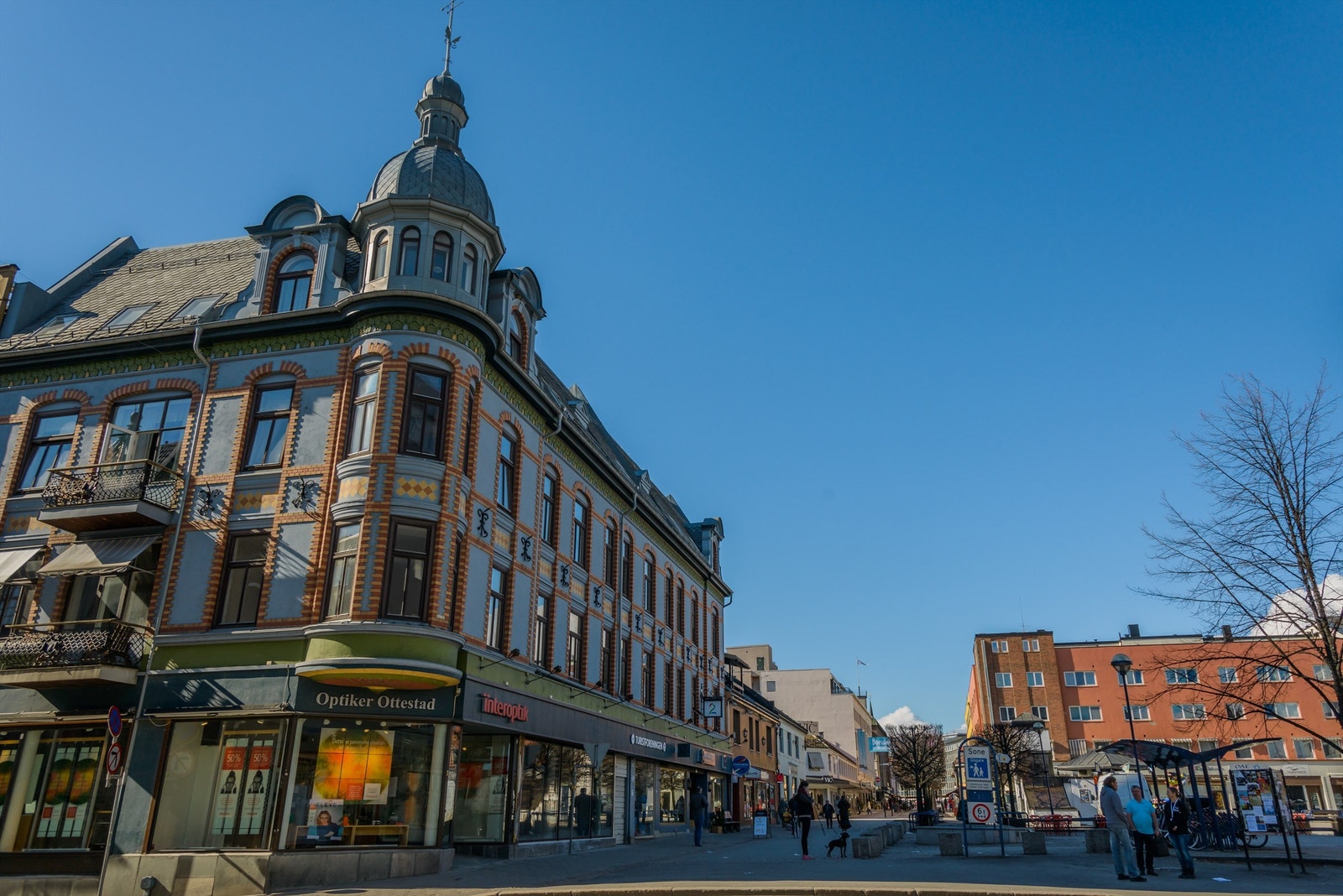 Hamar sentrum ligger bare en gåtur eler sykkeltur unna boligen, her har du populær gågate med nisjebutikker, spisesteder, kino, kulturhus og mye mer! Galleribilde