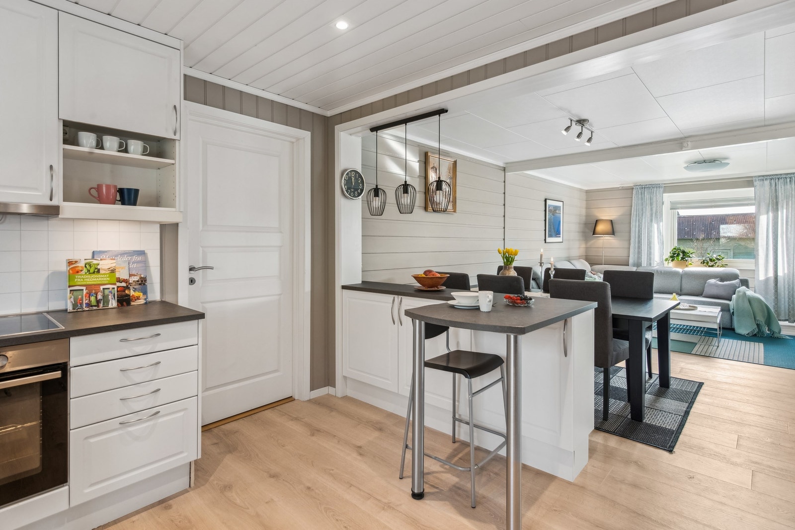 Kjøkkenet har en koselig barløsning der du kan nyte frokosten og morgenkaffen. Galleribilde