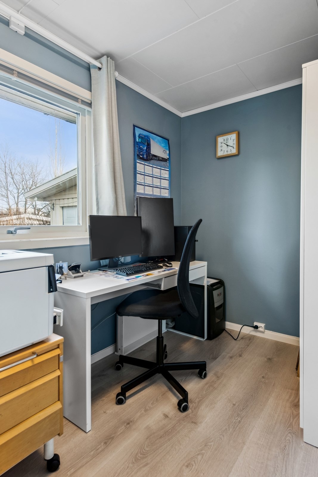 Kontor med plass til bord og tilhørende stol og hyllesystem. Galleribilde