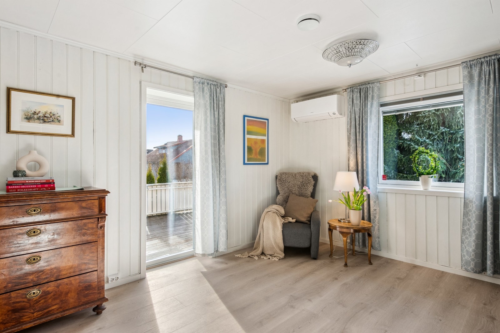 Fra stuen er det utgang til en solrik balkong. Galleribilde