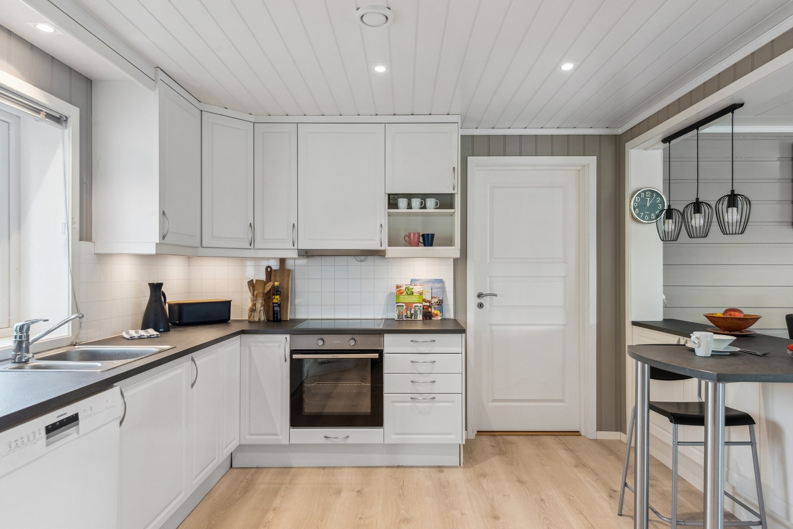 Down-lights i taket sørger for god belysningen i tillegg til det store vinduet som slipper inn rikelig med dagslys. Galleribilde