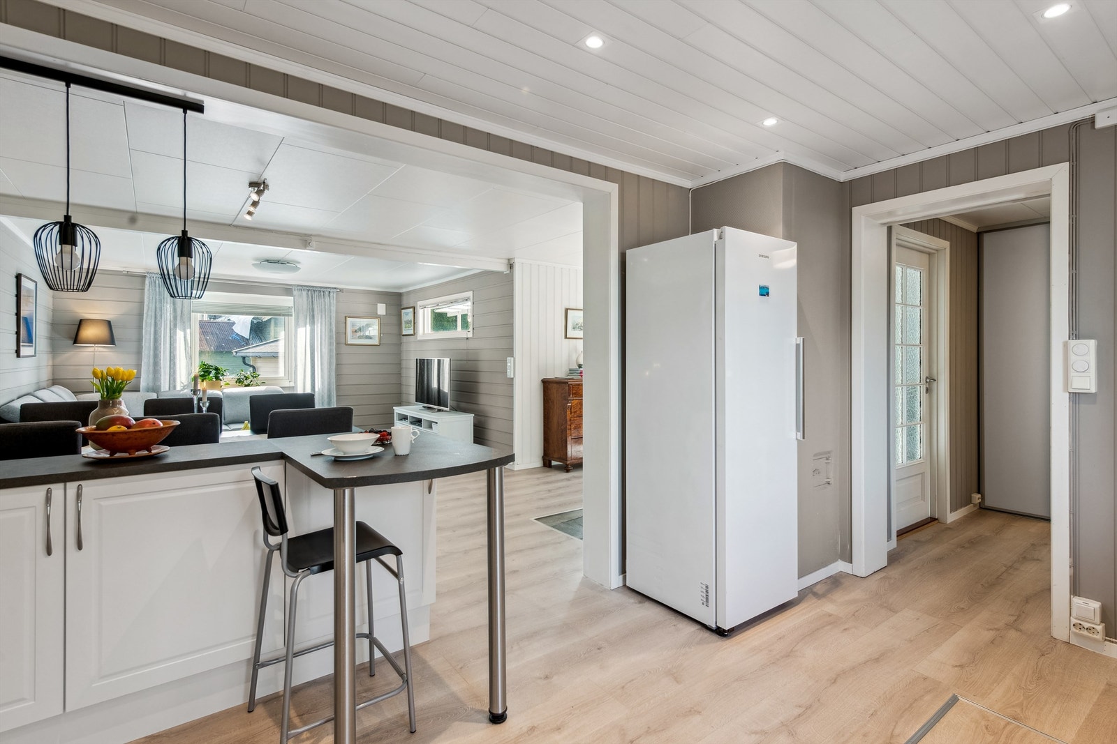 Kjøkkeninnredningen er fra Norema, med profilerte fronter, laminerte skrog og benkeplater. Galleribilde