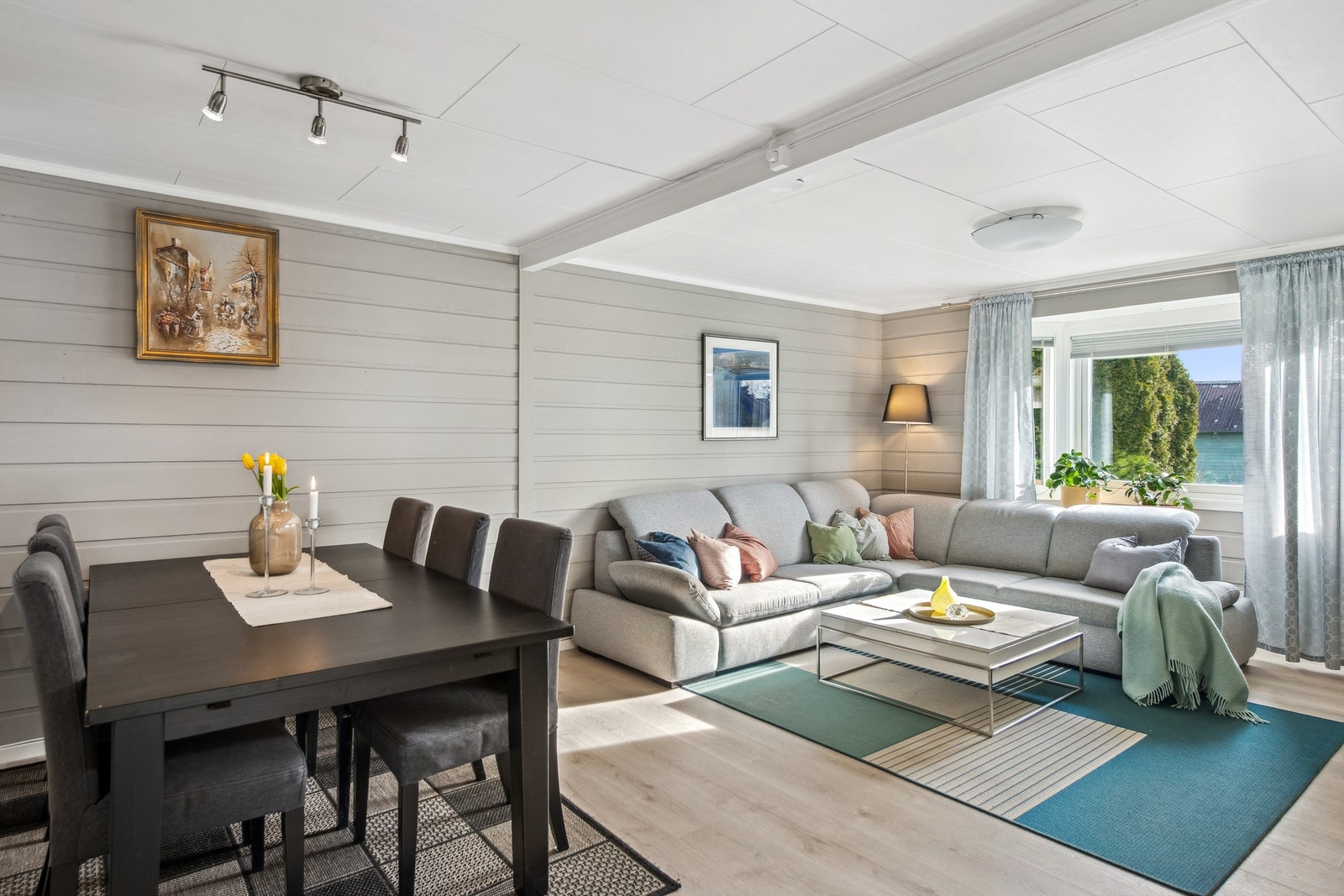 Boligen har balansert ventilasjon med tilluft og avtrekk. Videre har boligen mekanisk punktventilasjon og naturlig ventilasjon via ventiler. Galleribilde