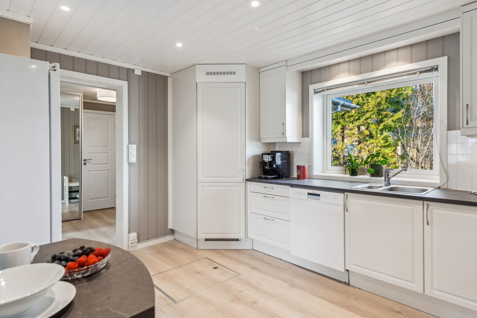 Kjøkkenet har følgende integrerte hvitevarer som medfølger i handelen platetopp, komfyr og kjølehjørne. Det er også plass til frittstående oppvaskmaskin og kjøleskap/fryser. Galleribilde