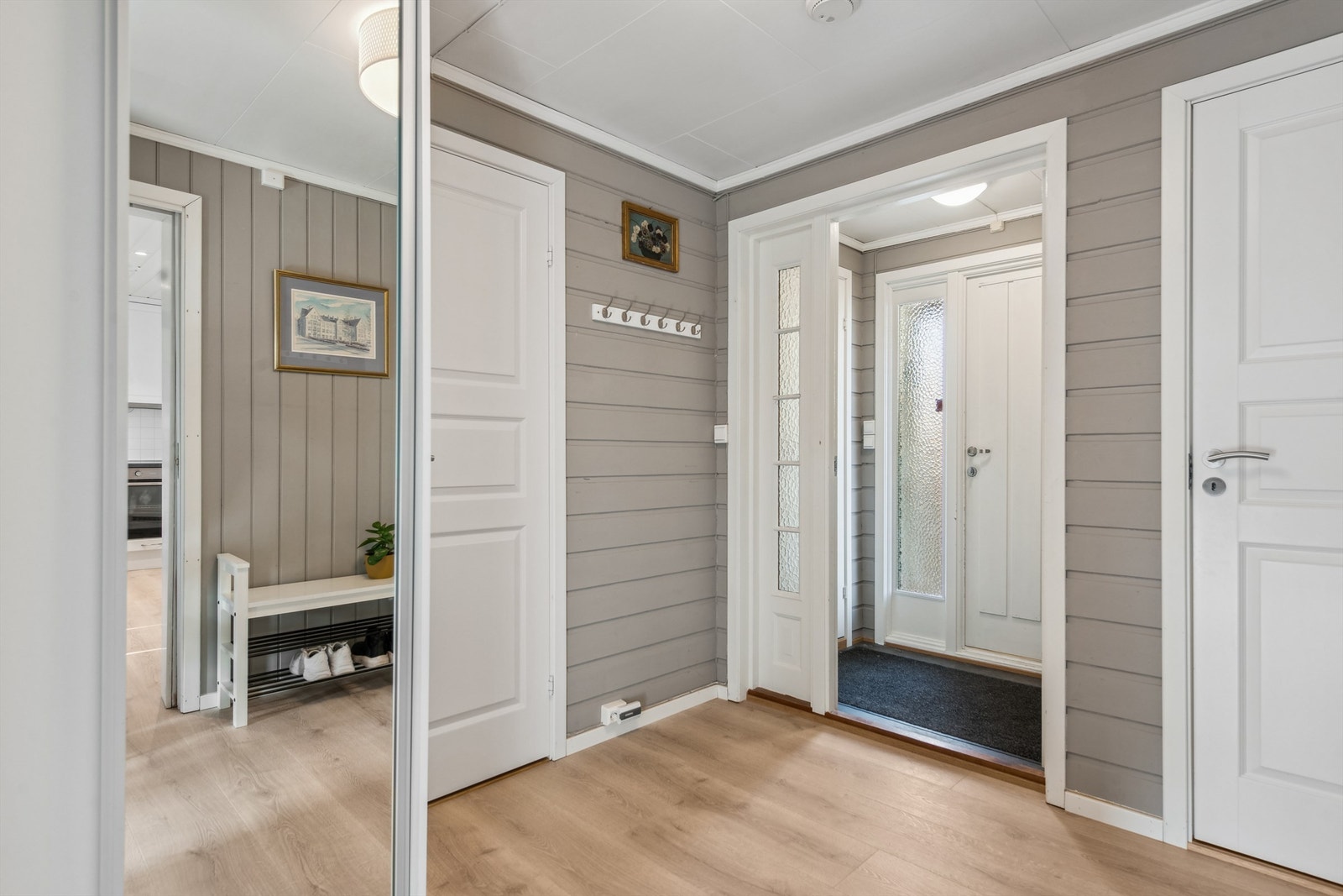 I gangen har du god plass til å henge fra deg yttertøyet på knagger i garderobeskap. Dør inn til toalettrom og bod med god lagringsplass. Videre inn til stuen og kjøkken. Galleribilde