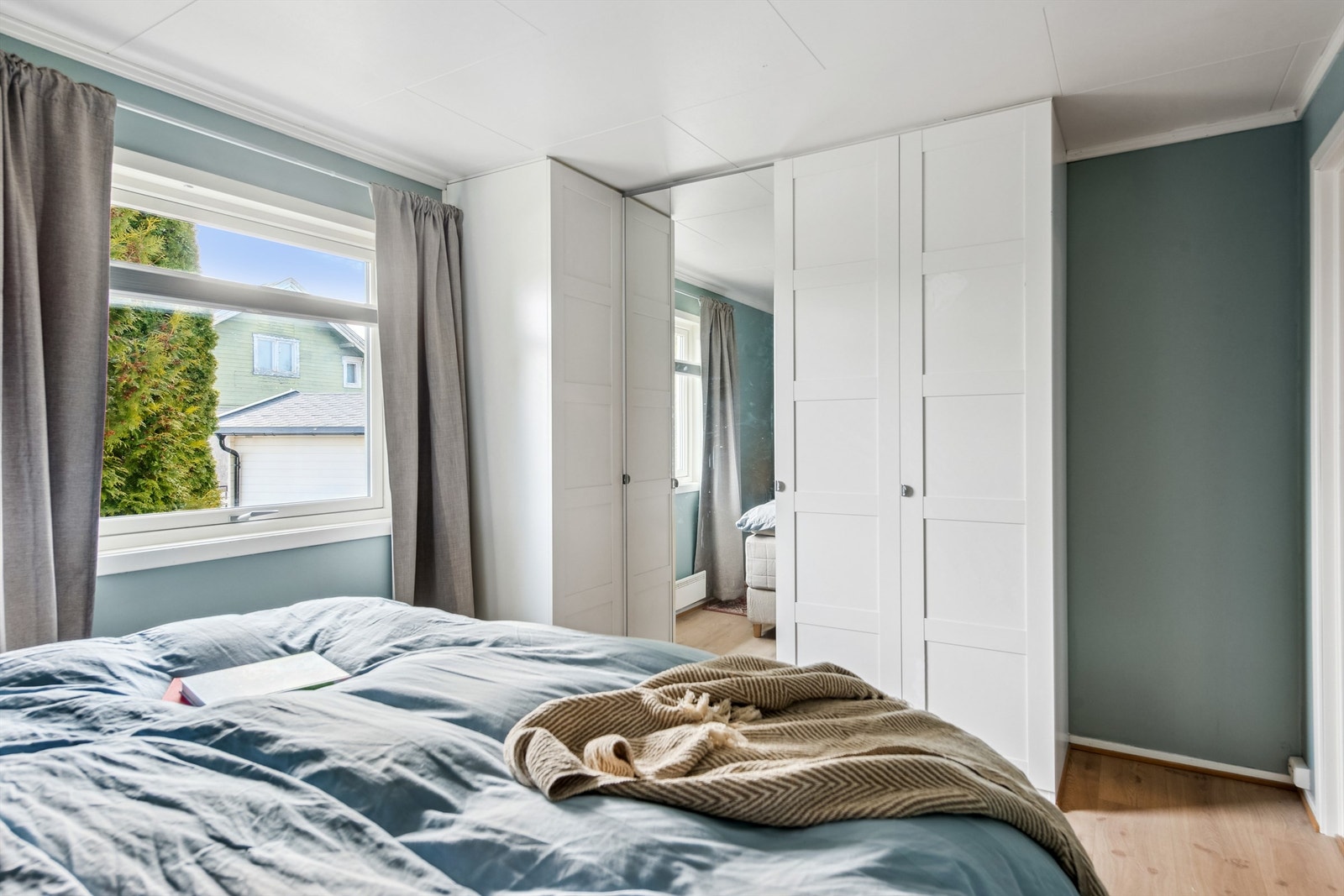 Stort vindu som gir rikelig med lys inn i rommet. Galleribilde