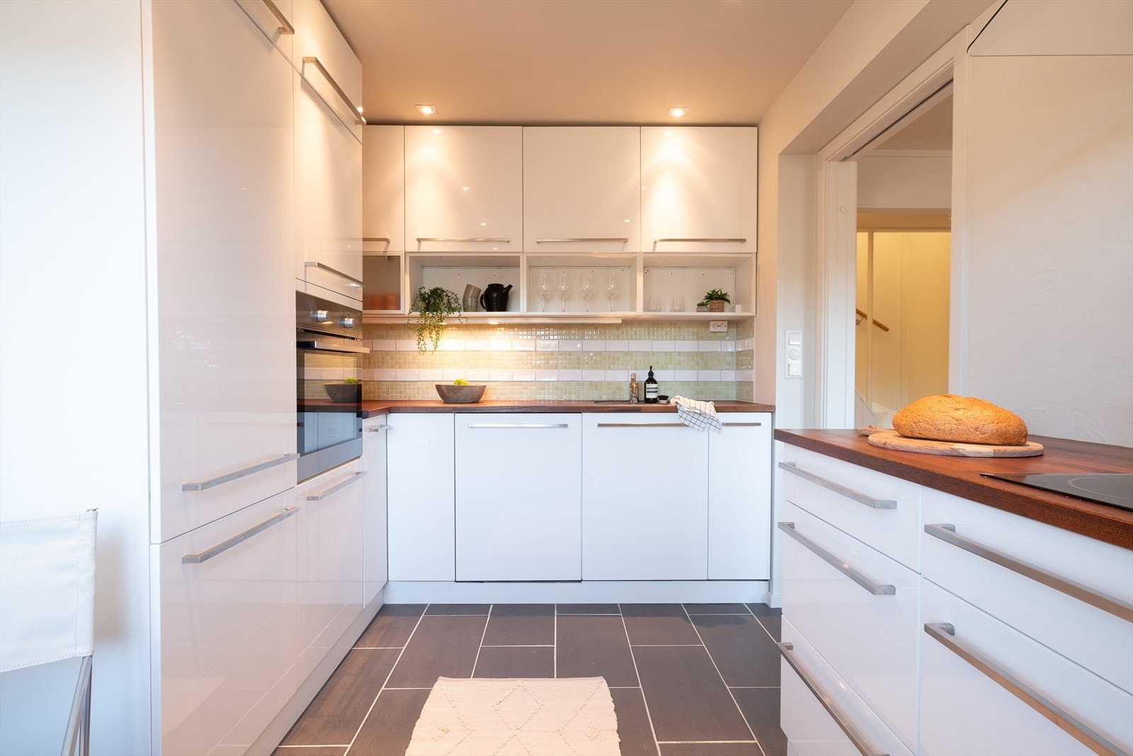 Kjøkkenet ble pusset opp i 2009 og har godt med benk og skapplass Galleribilde