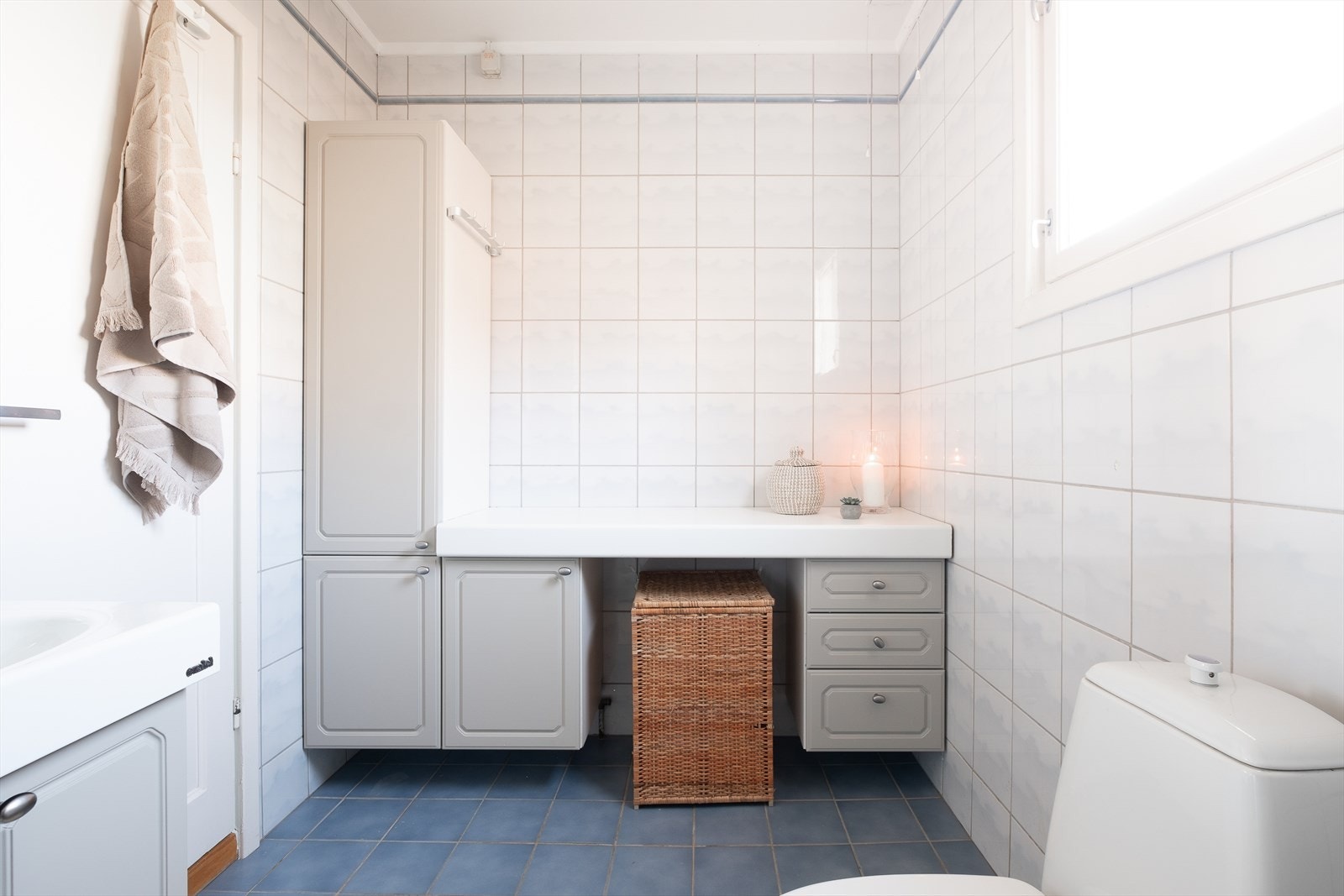 Badet er innredet med wc, servant og dusjkabinett Galleribilde