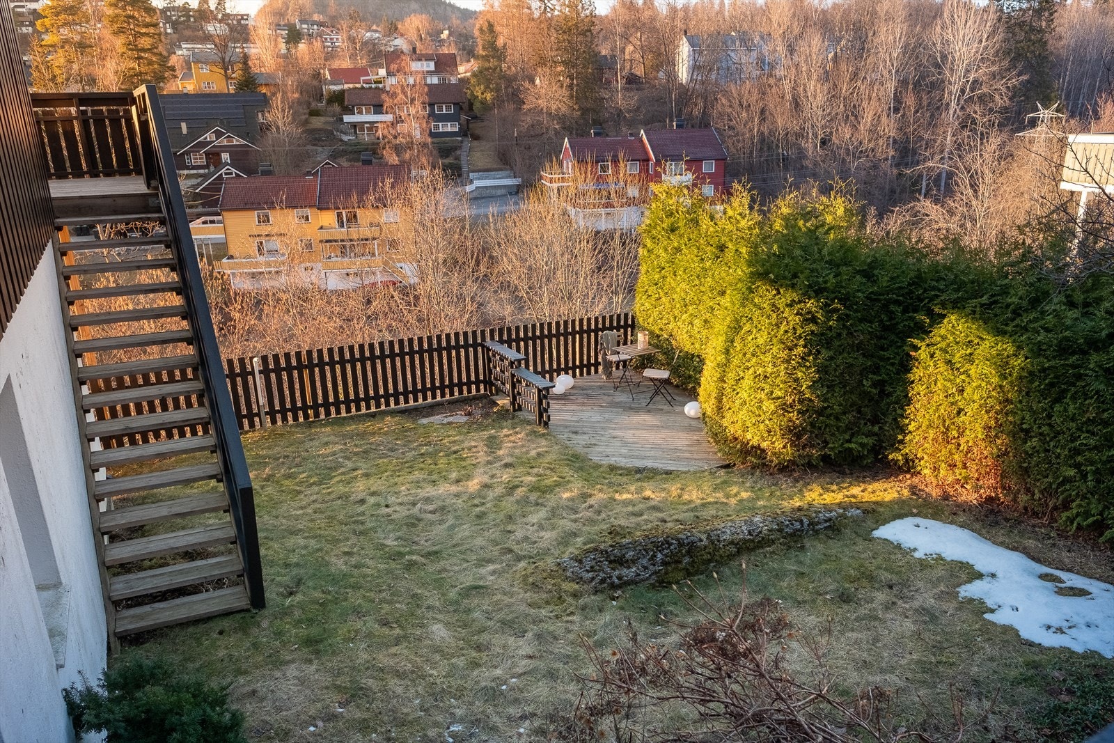 Fra verandaen er det adkomst tit hagen samt en flott platting Galleribilde