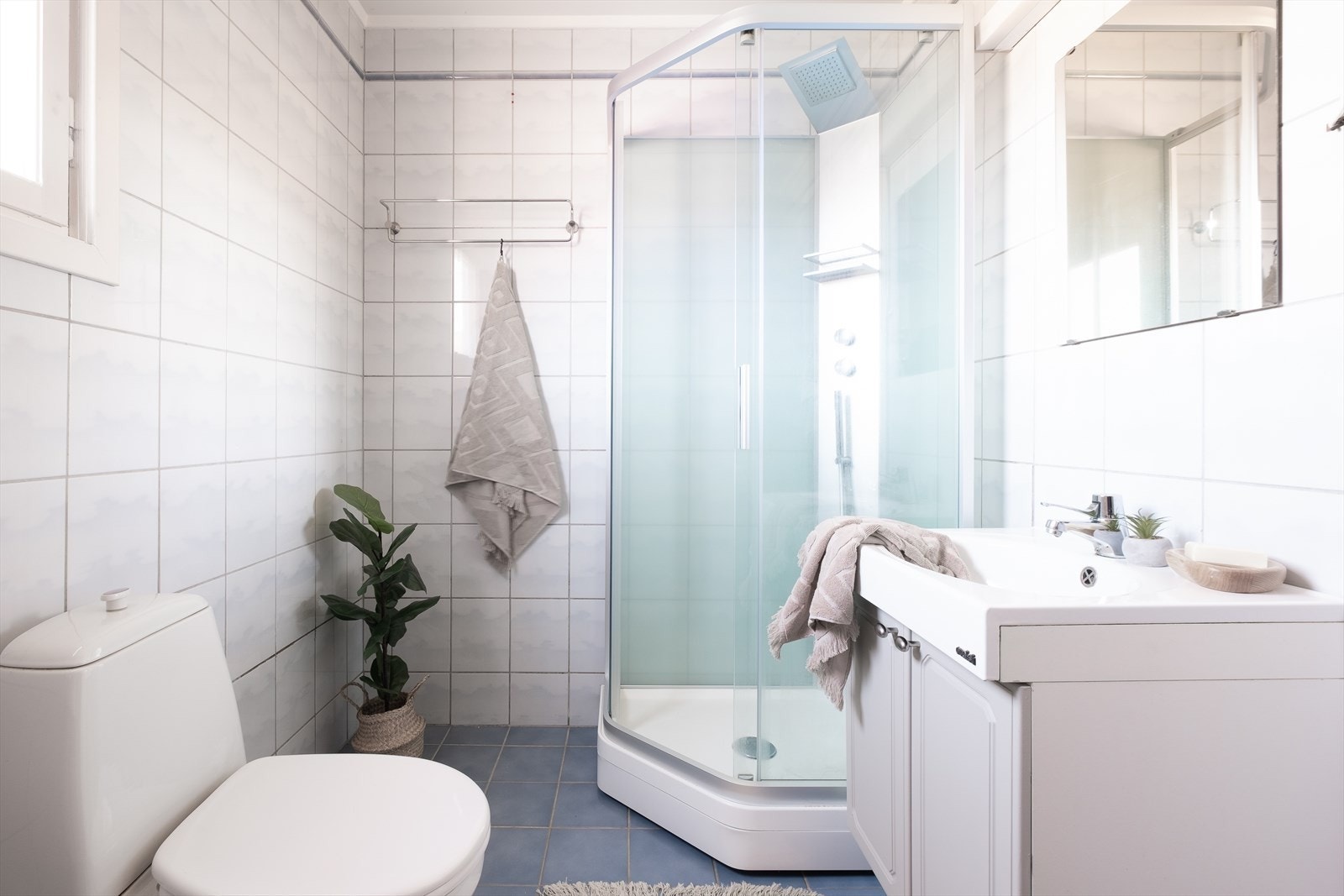 Badet i 1. etasje har flislagte overflater og varme i gulvet Galleribilde