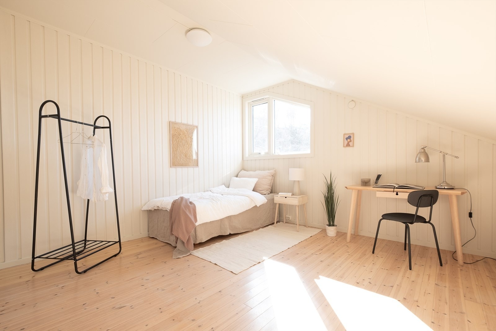 I 2. etasje er det 2 gode soverom med god plass til dobbeltseng, nattbord og garderobe samt skrivebord Galleribilde
