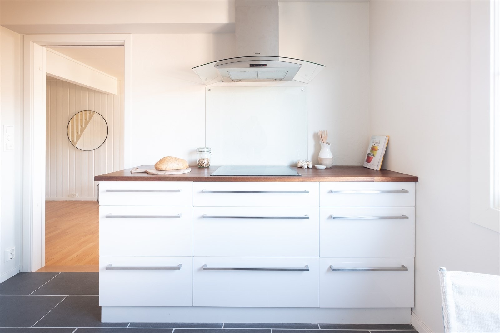 Innredning består av høyglansfronter og heltre benkeplater Galleribilde