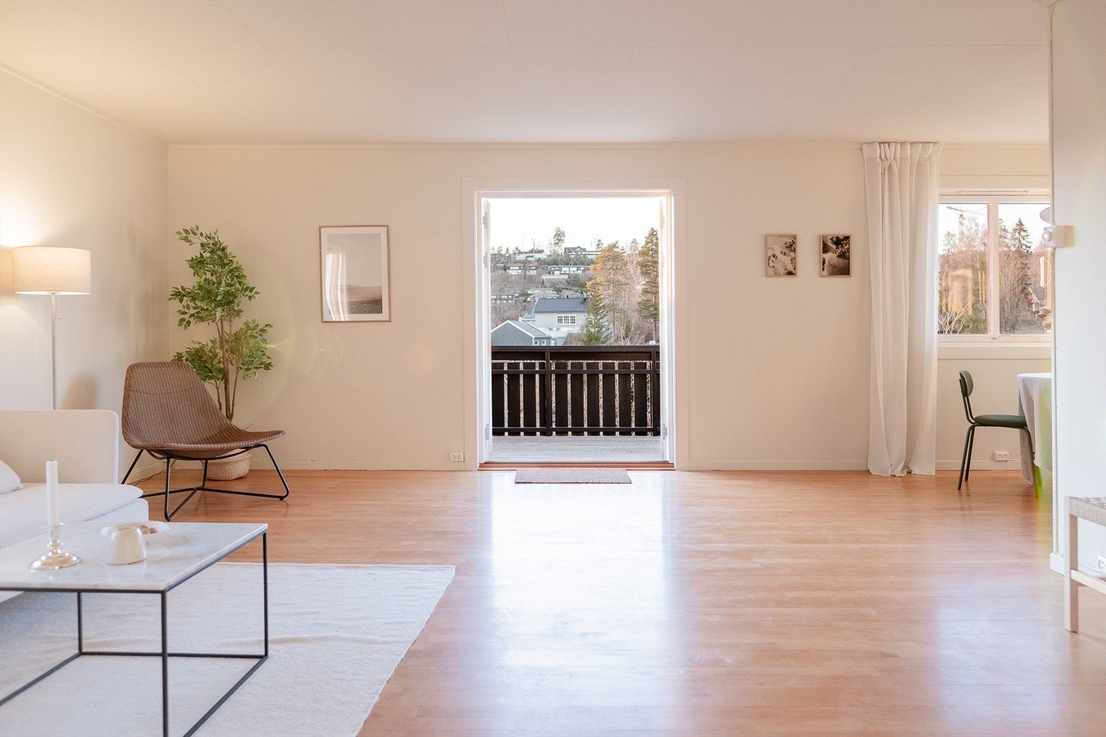 De store vindusoverflatene som gir godt med naturlig lys Galleribilde