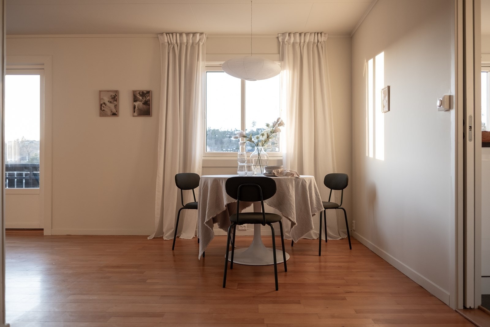 Tilknyttet stuen er den hyggelig spisestue med pen utsikt Galleribilde