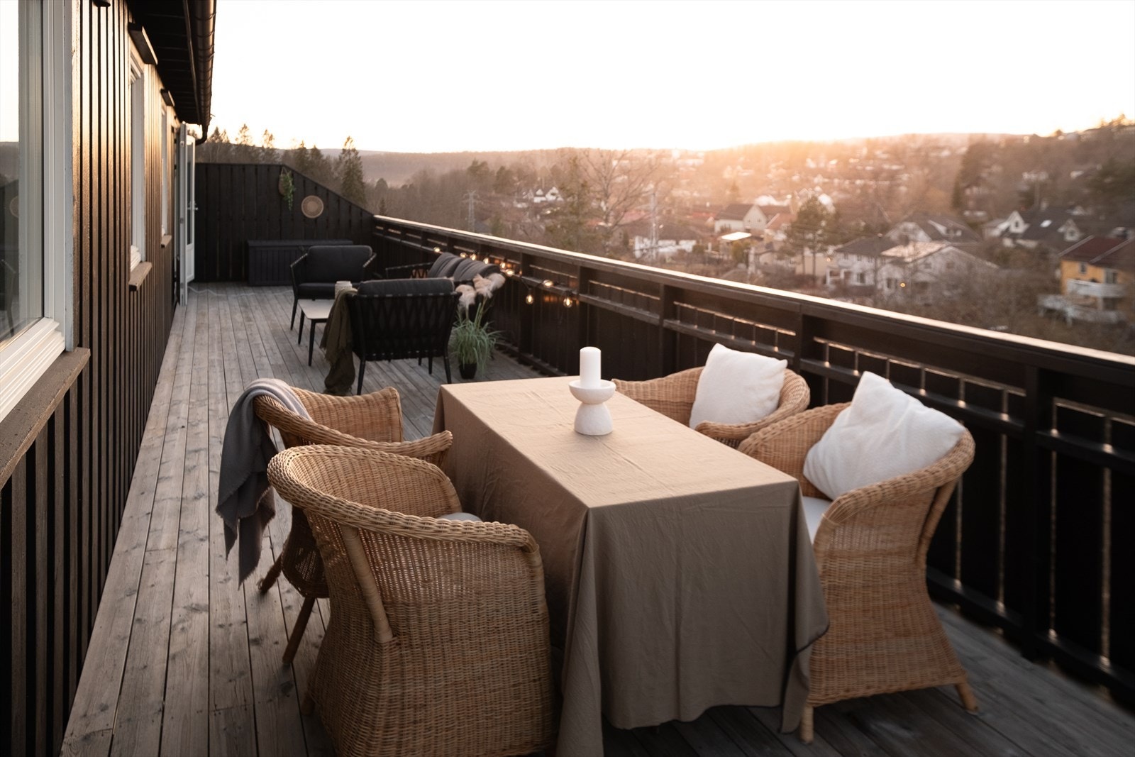 Fra stuen er det utgang til en lekker og solrik veranda Galleribilde