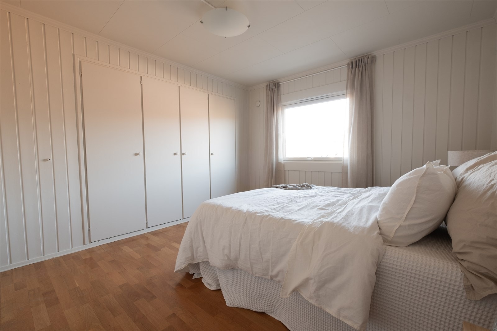 På hovedsoverommet har du godt med skapplass Galleribilde