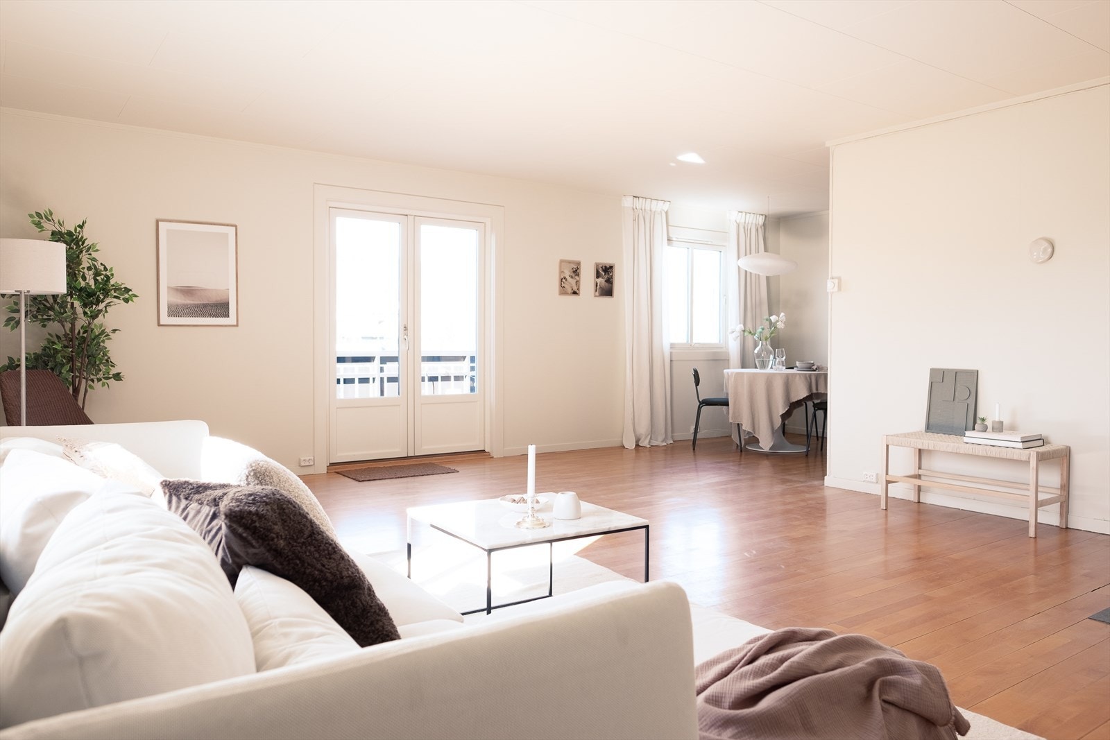 I stuen er det god plass til sofagruppe, tv-benk og annet ønsket møblement Galleribilde