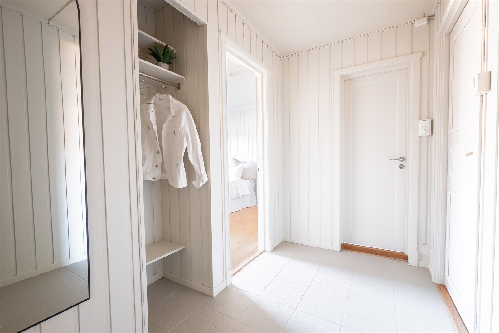 Velkommen inn til en hyggelig og lys entré med flislagt gulv. Her er det god plass til å henge og sette fra seg yttertøy Galleribilde