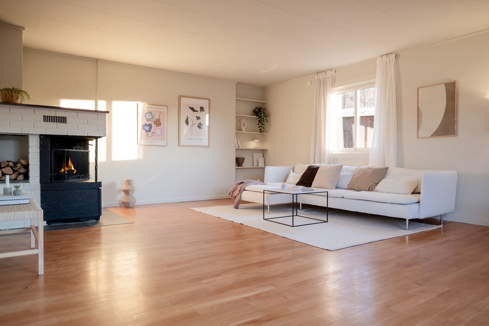 Videre kommer man til en luftig og lys stue Galleribilde