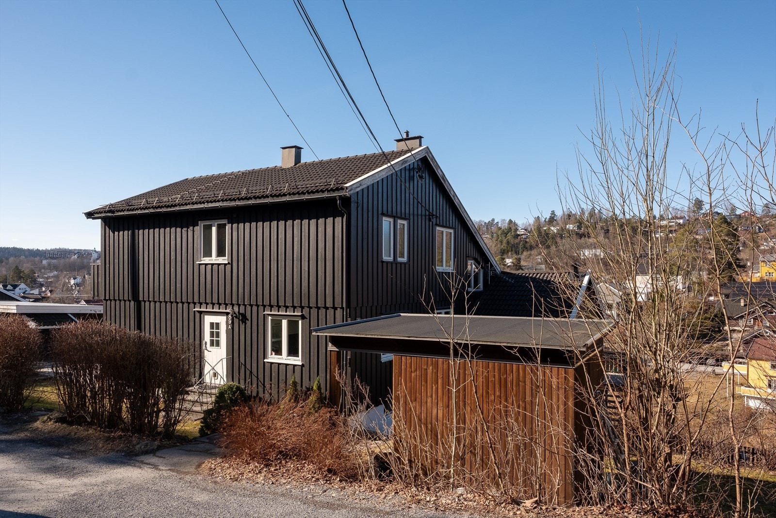 En flott halvpart av tomannsbolig over tre plan med solrik uteplasser og hage Galleribilde