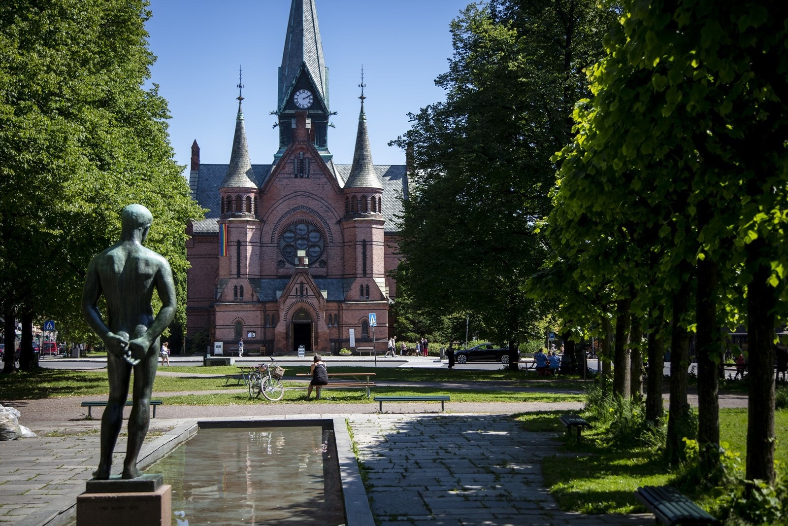 Sagene Kirke med hyggelig grøntareal i nærheten Galleribilde