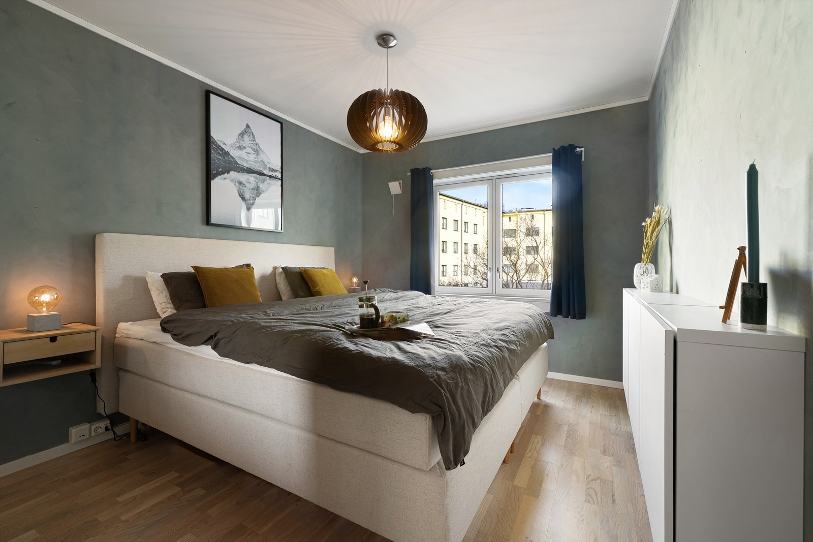 Romslig hovedsoverom med god plass til dobbeltseng (denne er 210cm bred!). Galleribilde