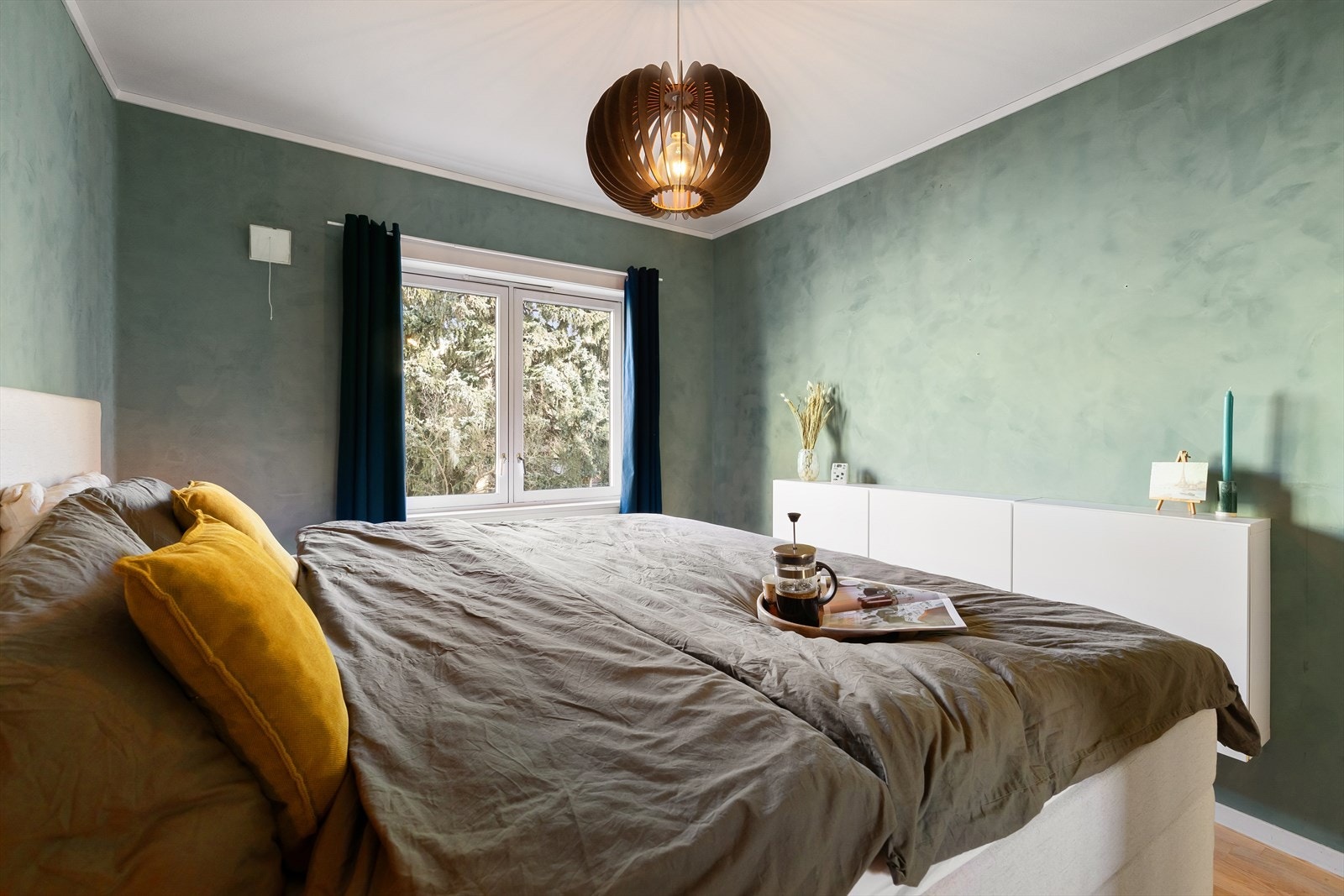 Rommet ligger stille til mot bakgård, med grønt utsyn. Galleribilde