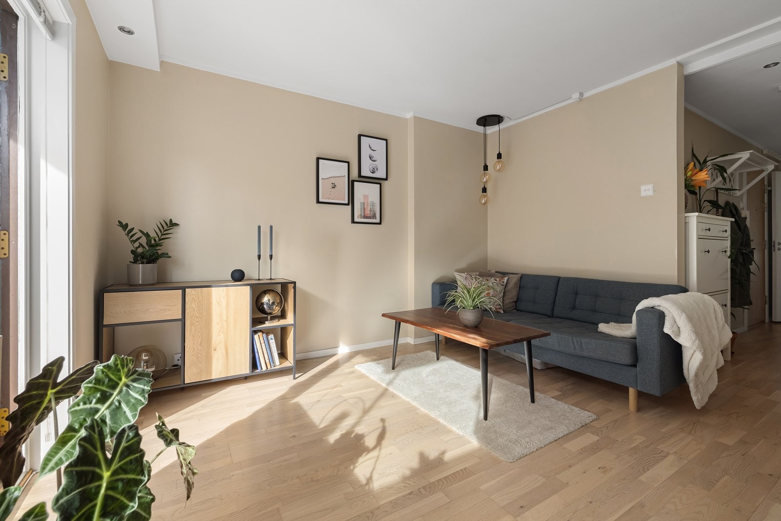 Stuen har en planløsning som gjør det enkelt å møblere, med en naturlig plass til sofagruppe. Galleribilde