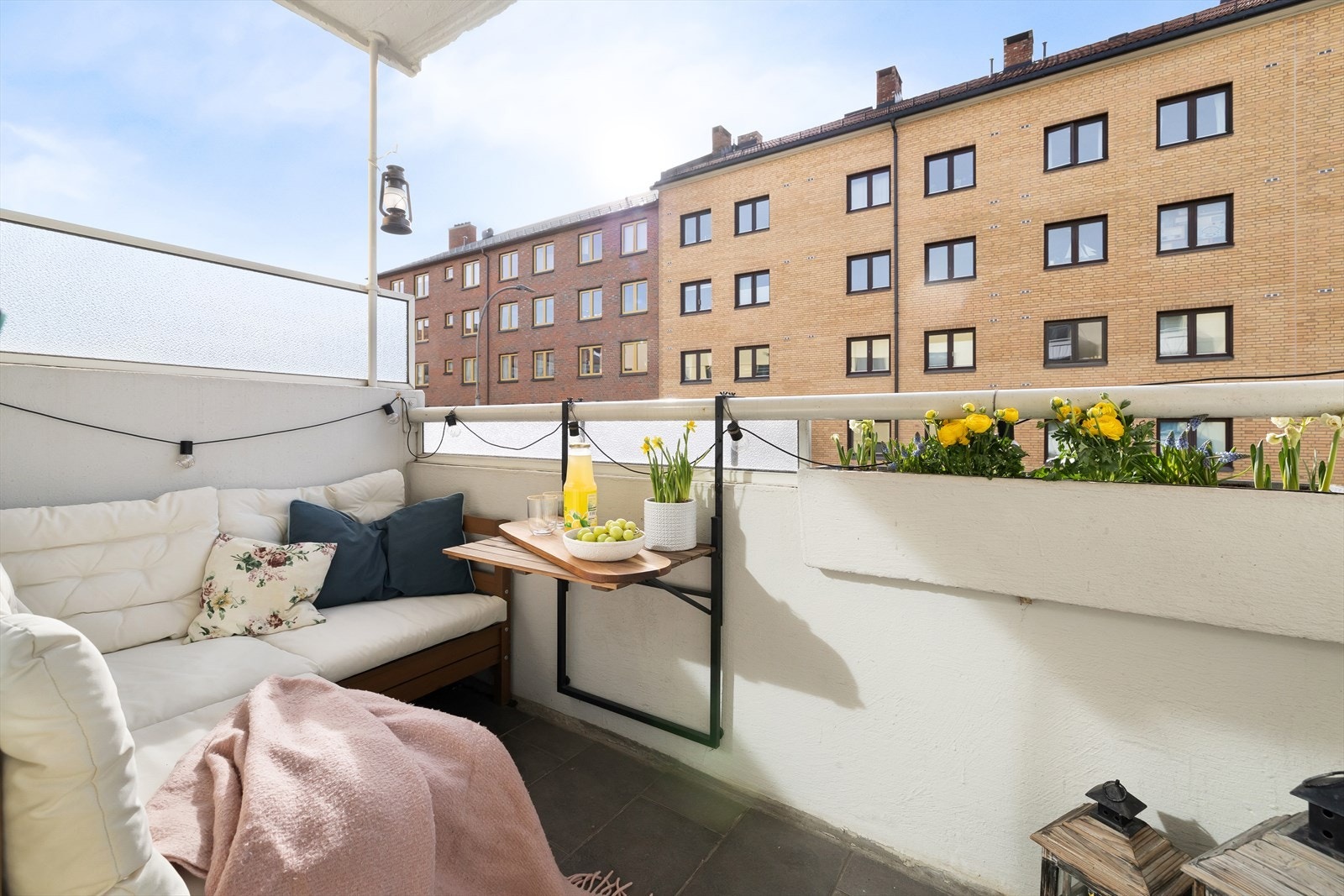 Utgang fra stue til sydvestvendt balkong med gode solforhold. Her er det god plass til beplantning og utemøblement. Galleribilde