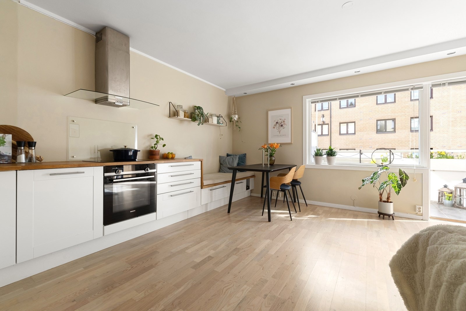 Kjøkkenet har godt med lagringsplass i mange skuffer og skap. Galleribilde