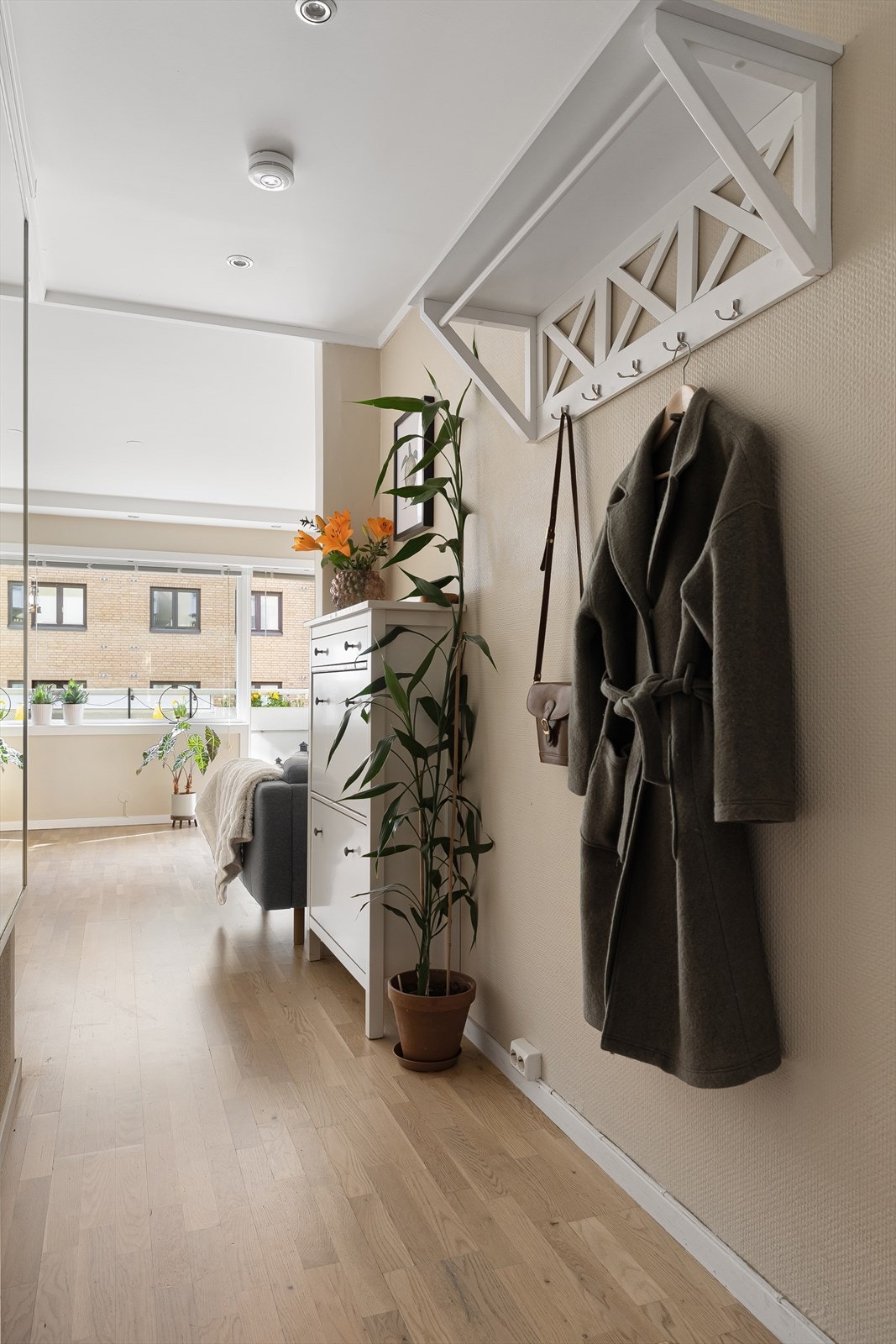 Innbydende entré med plass til anheng av klær og sko. Galleribilde