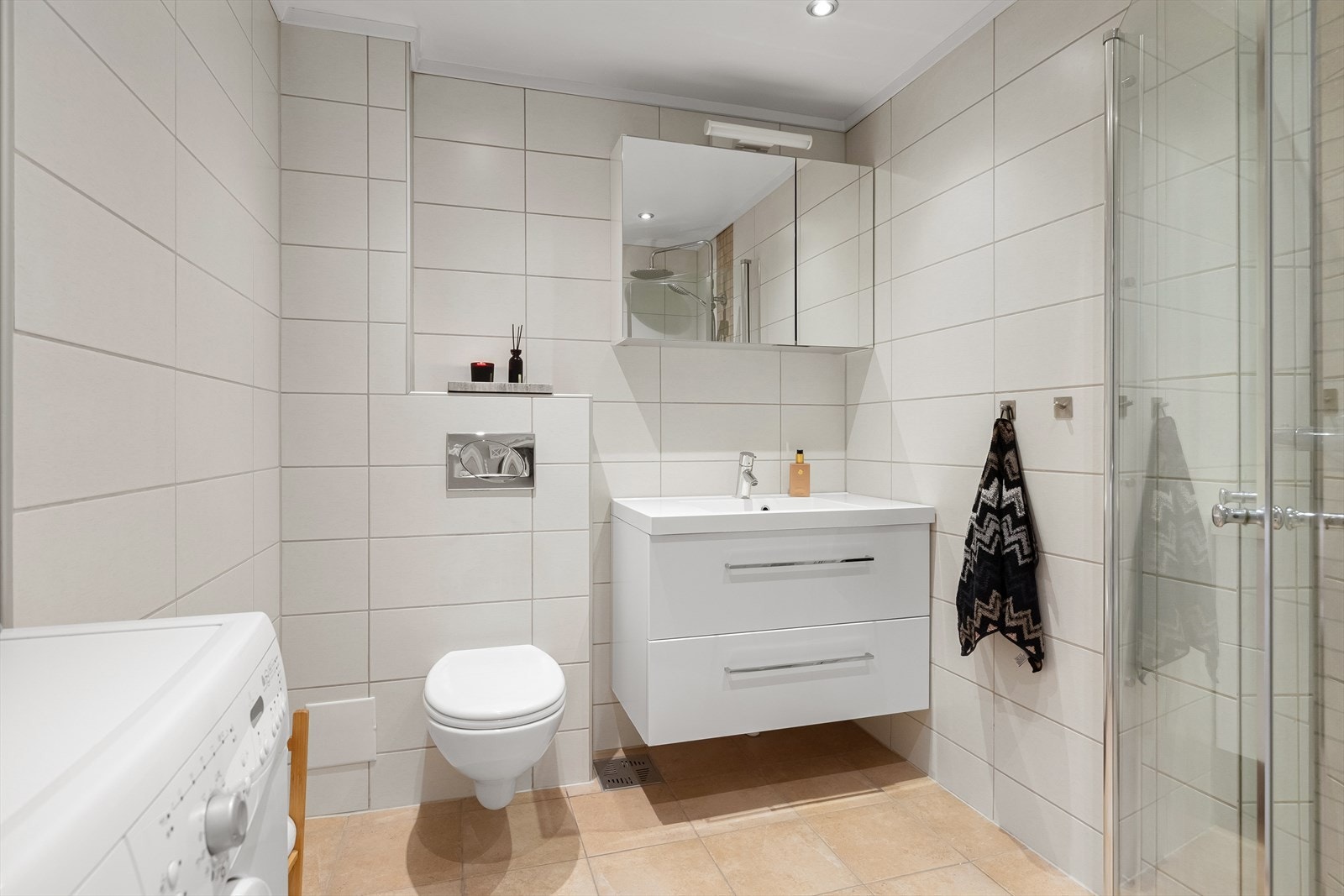 Tidløst flislagt baderom med gulvvarme. Galleribilde