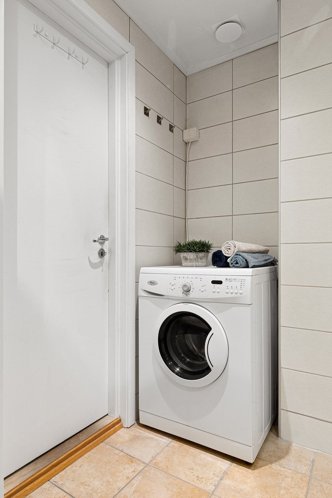 Opplegg til vaskesøyle med plass til vaskemaskin og tørketrommel. Galleribilde