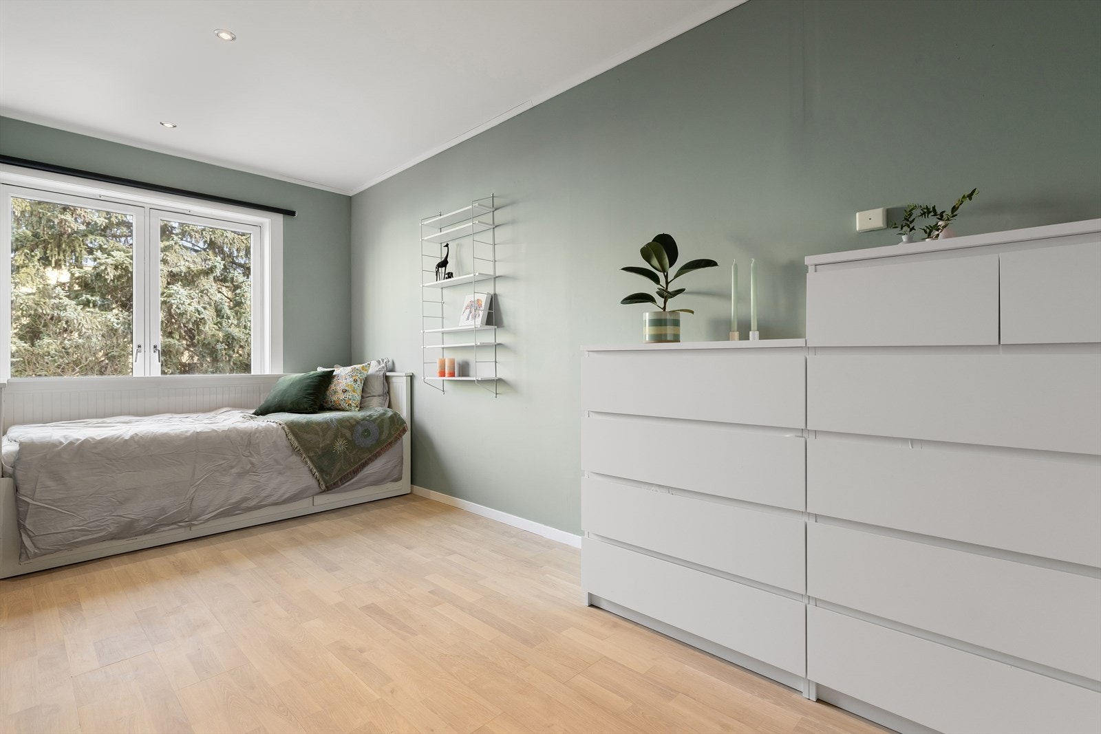 Soverom II/gjesterom/kontor med plass til seng og lagringsmøblement. Galleribilde