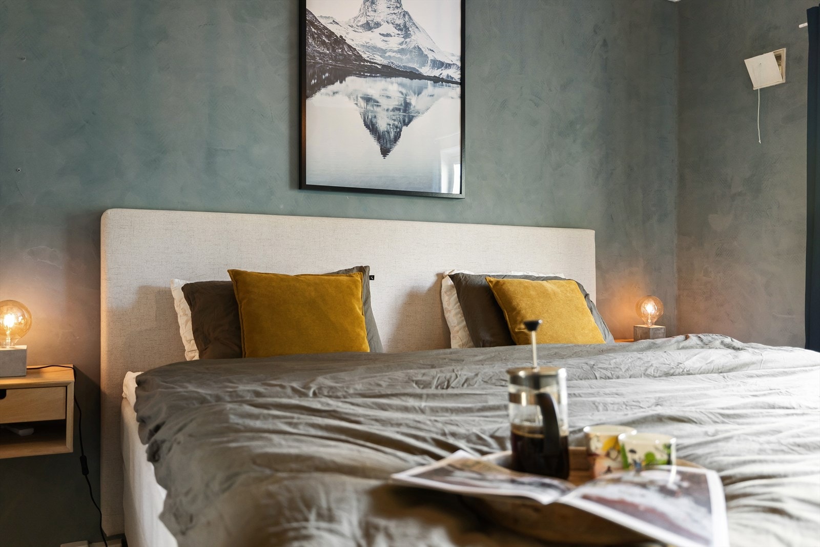 Rommet er malt i tidsriktige farger. Galleribilde