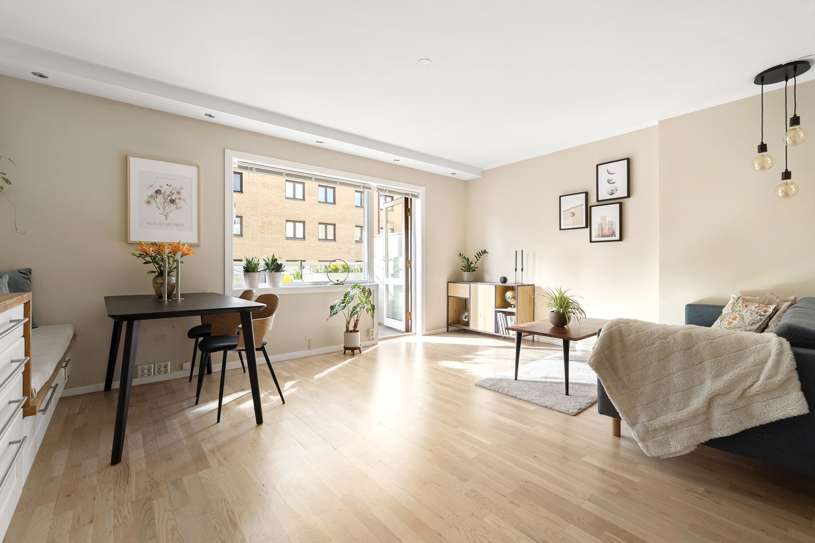 Lys og åpen løsning som gir en god romfølelse. God plass til både sofagruppe og spisebord. Galleribilde