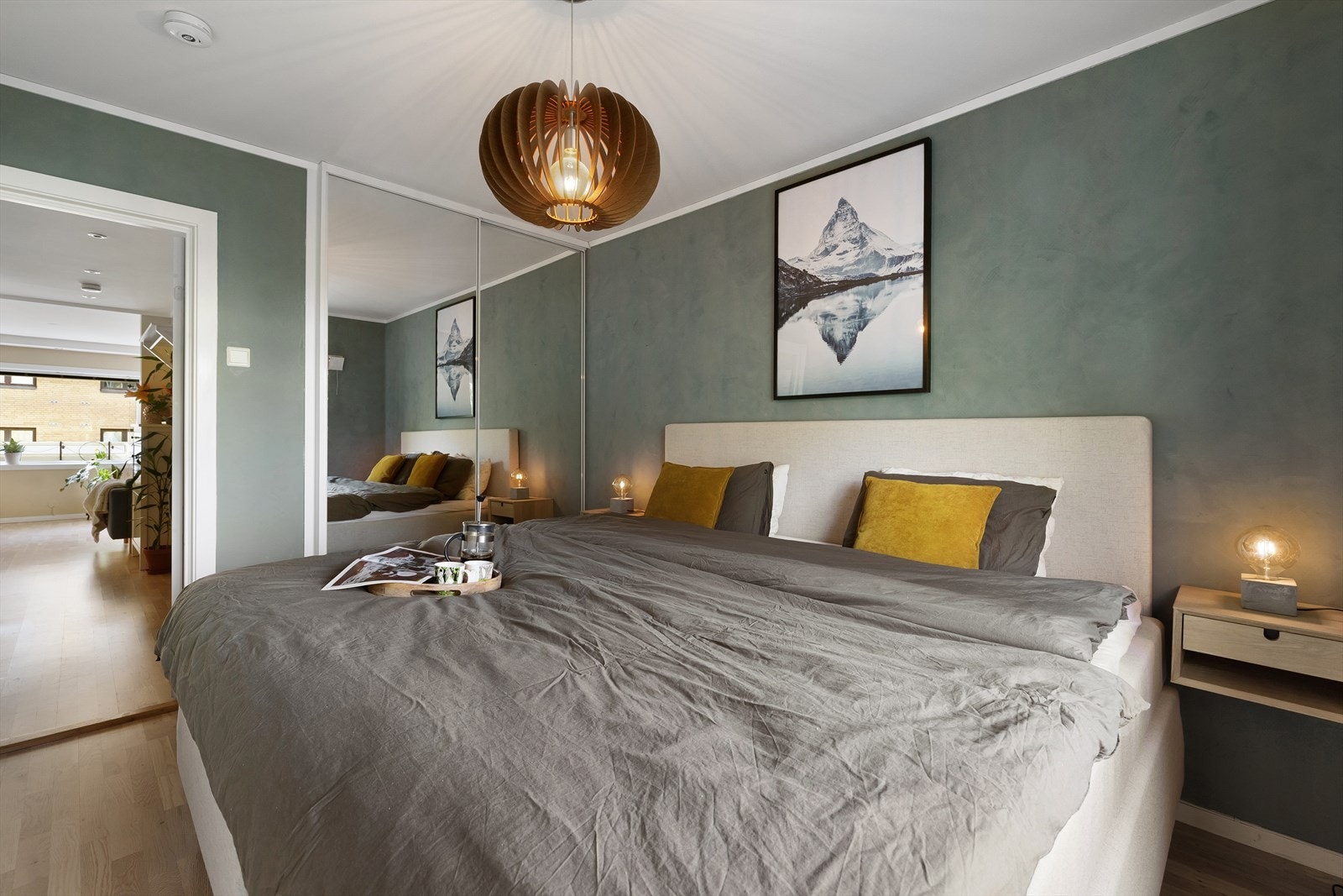 Lagringsplass i medfølgende skyvedørsgarderobe. Galleribilde