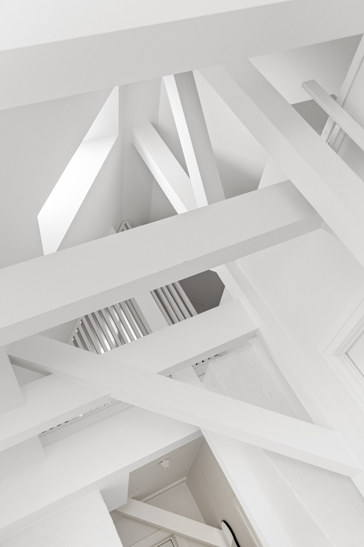 Sjenerøs takhøyde (mønehøyde på 4,55 m), malte bjelker, downlights og uplights gir leiligheten et unikt preg. Galleribilde