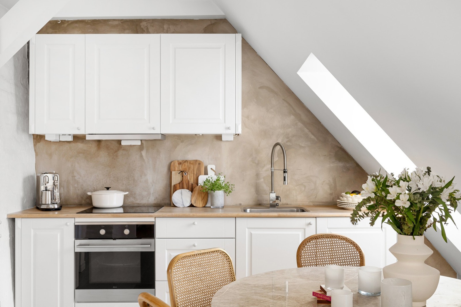 Moderne og tidsriktig Kvik kjøkkeninnredning med benke- og lagringsplass. Galleribilde