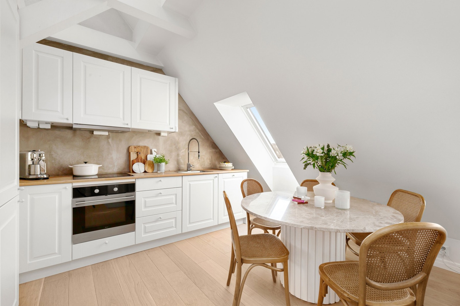 Boligen har gulvareal på hele 68 kvm, takhøyde på 4.55m på det høyeste og ble etablert i 2014 av Bonum Bygg AS. Galleribilde