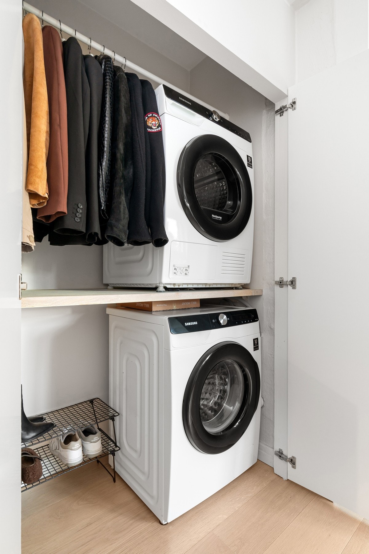 Innebygget garderobeløsning i gang med opplegg for vaskemaskin og tørk. Galleribilde