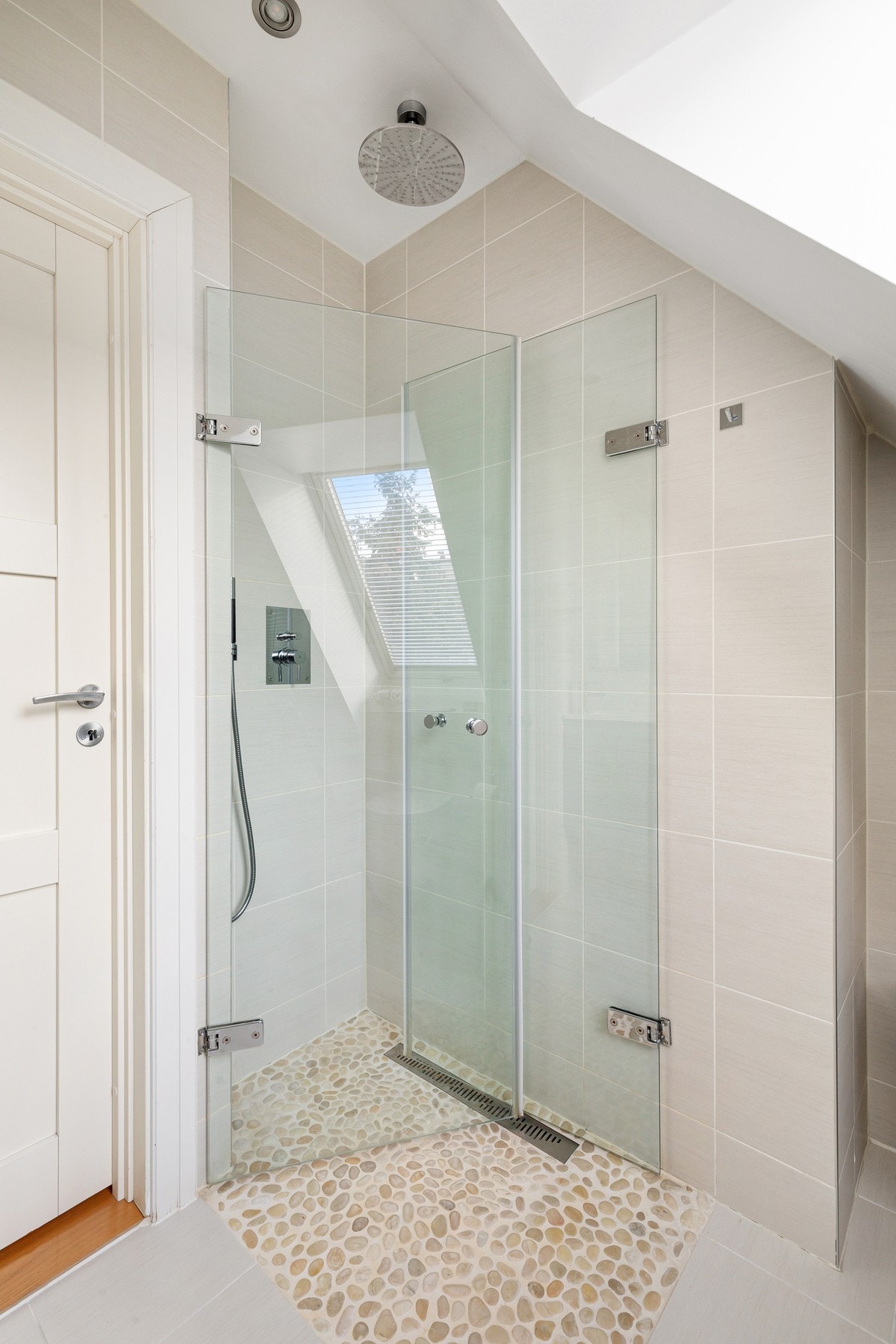 Skjermet dusjhjørne av herdet glass,med takhengt regndusj og hånddusj. Galleribilde