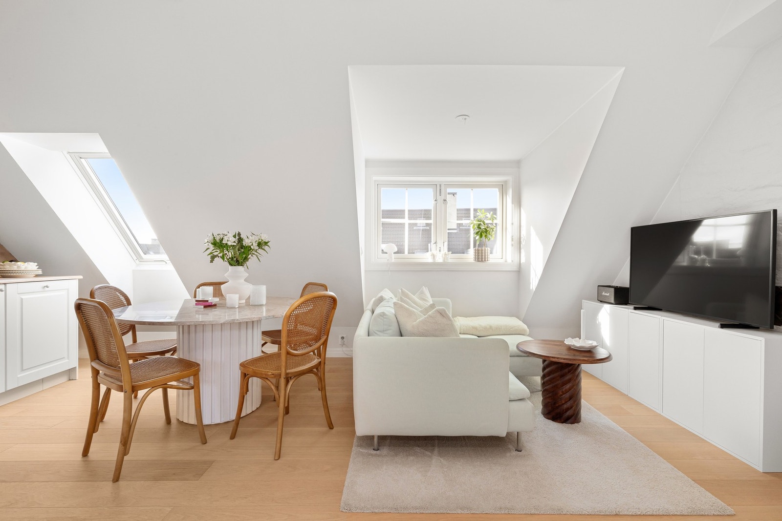 Plass til sofa, spisegruppe og TV-løsning. Galleribilde