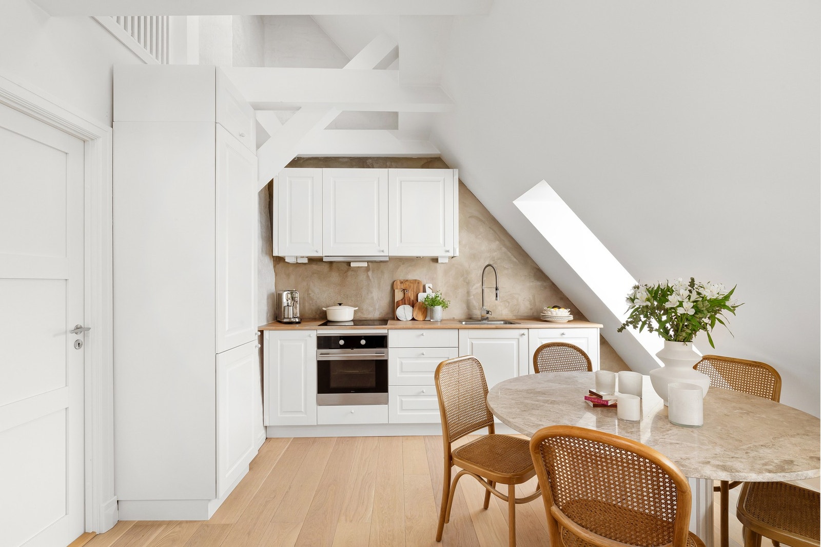 Moderne og tidsriktig Kvik kjøkkeninnredning med benke- og lagringsplass. Galleribilde