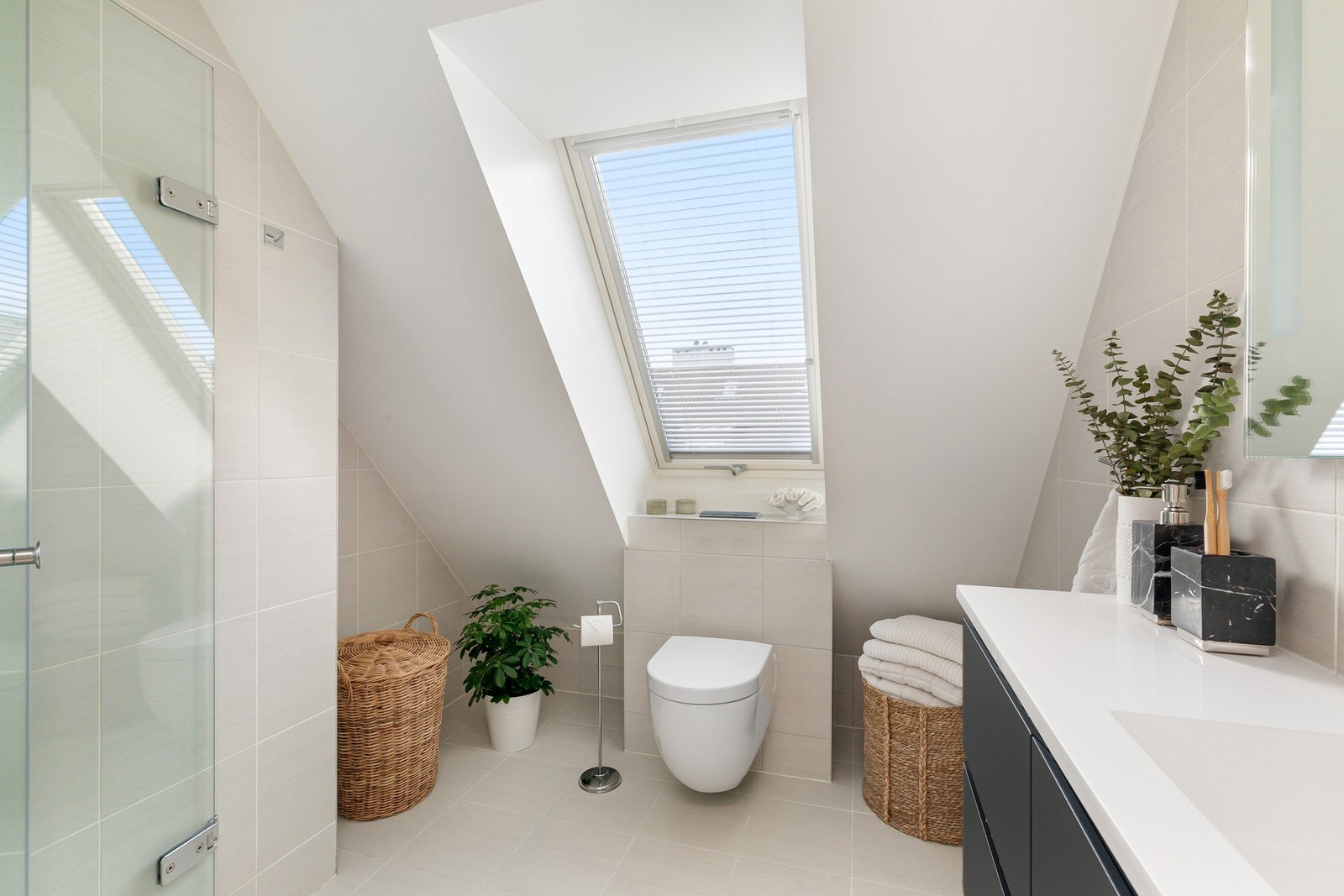 Delikat bad med smakfulle flisvalg og moderne innredning som gir et harmonisk og helhetlig inntrykk. Galleribilde