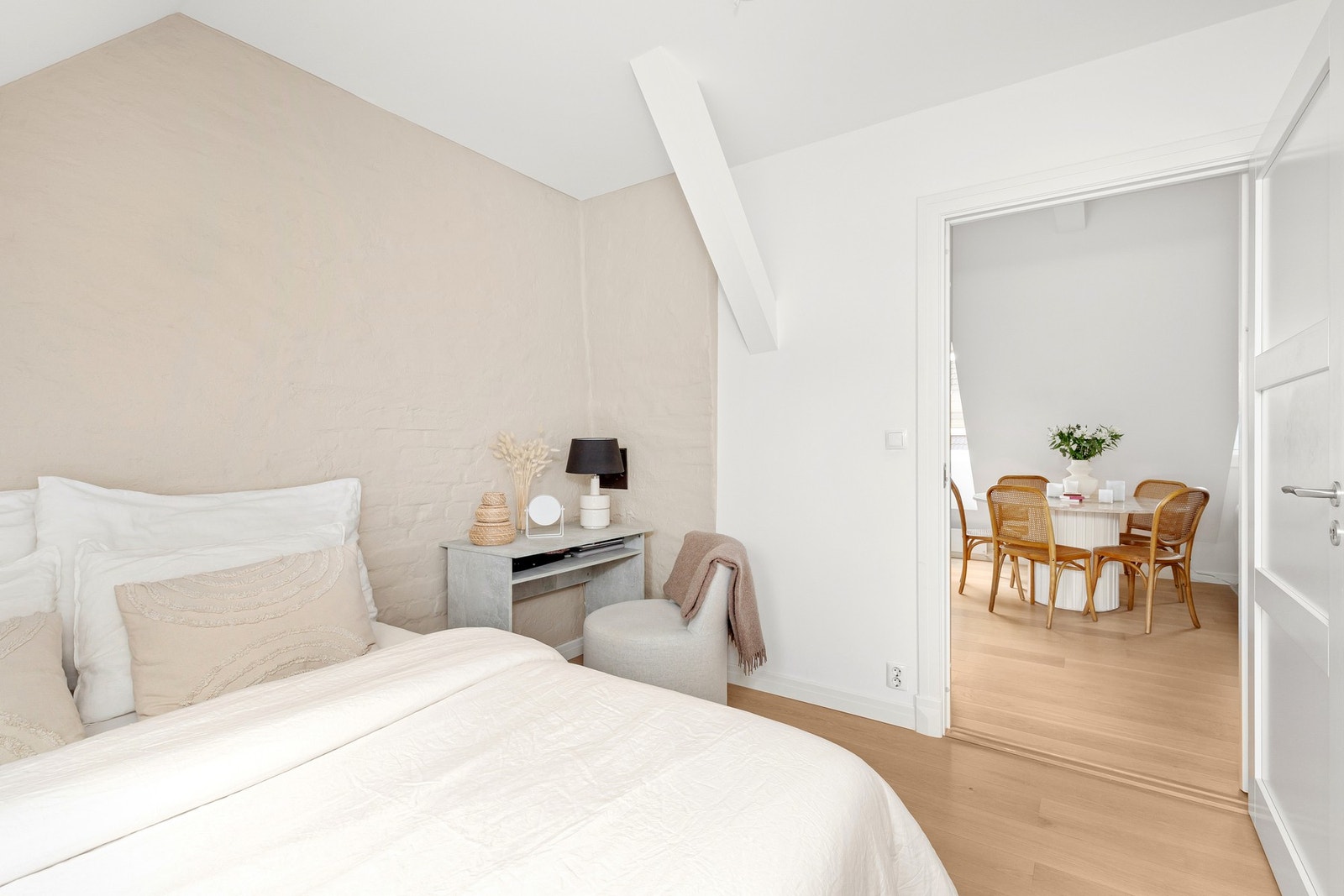 Det er god plass til dobbeltseng, nattbord og garderobeløsning. Galleribilde