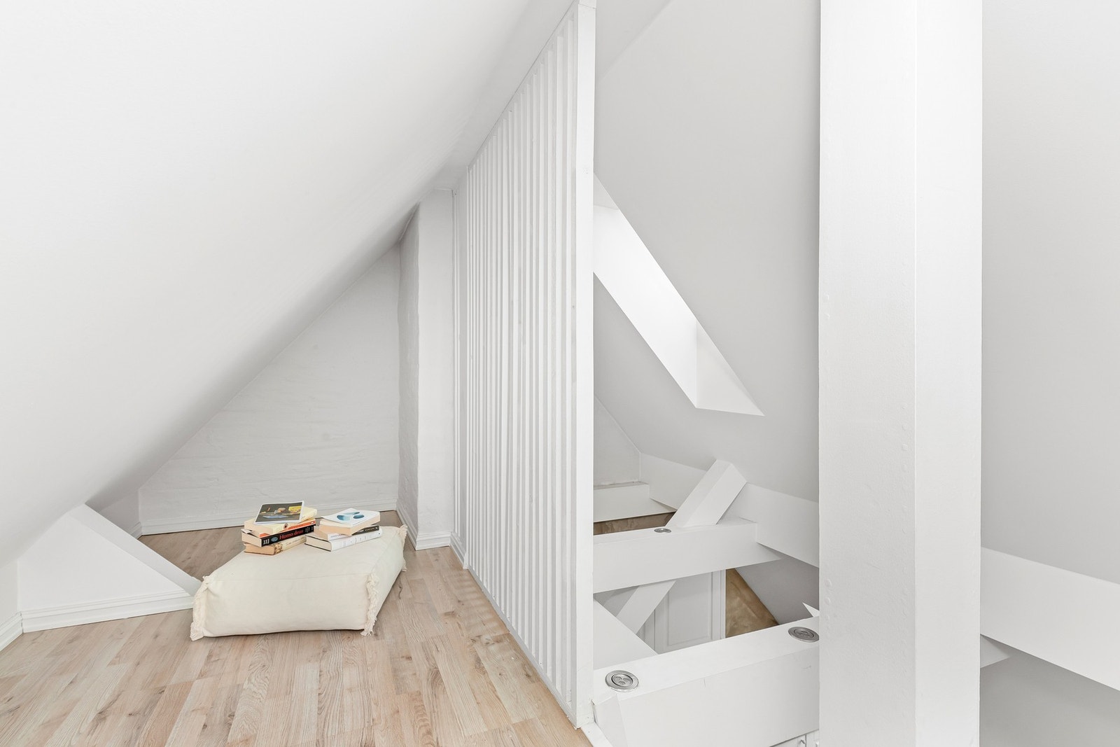 Praktisk hems med ca. 14 kvm gulvareal med adkomst fra stige. Galleribilde